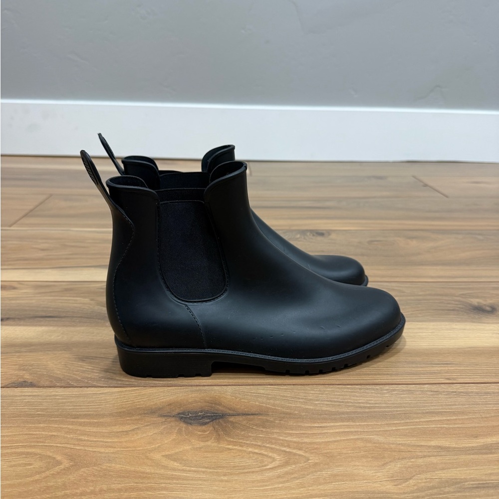 Amazon Essentials Black Chelsea Boots